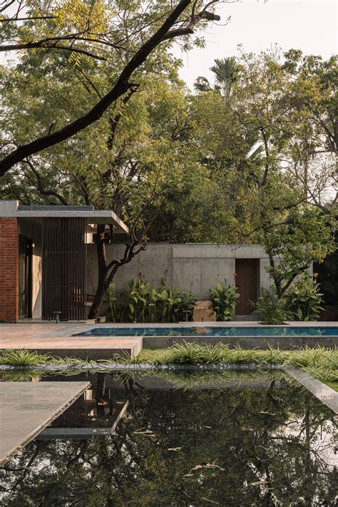 7 tropical homes enriched by pools, ponds, and reflective waterbodies ...