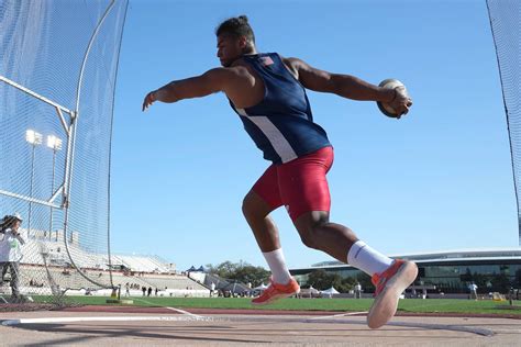 A Beginner's Guide to Track & Field Throwing Events | Running Warehouse