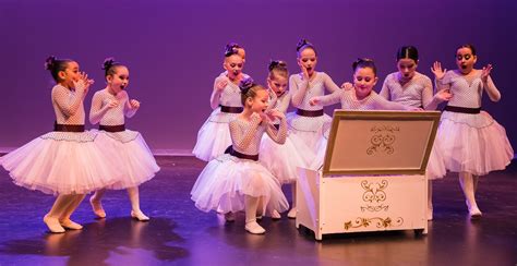 First Class Students Dance Performance 的图像结果