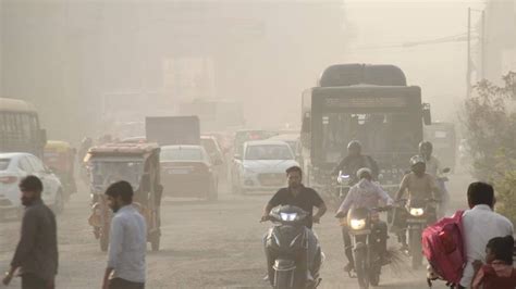 Delhi AQI: दिवाली से पहले दिल्ली का हाल बेहाल, इन इलाकों में AQI अब भी 300 पार; अगले 72 घंटे ...