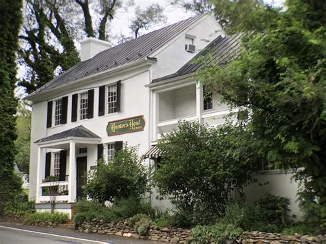 Hunter's Head Tavern English Pub in Upperville, VA