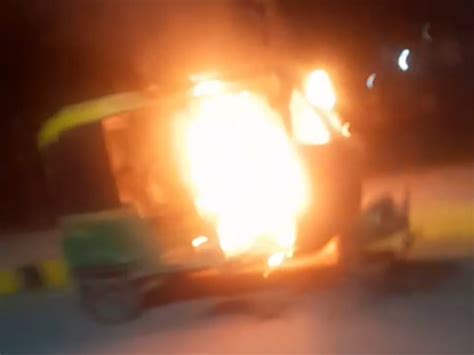 driver burns his rickshaw after getting fed up with Ahmedabad airport ...