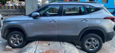 Car Gets Stuck On Speed Breaker In Bhopal