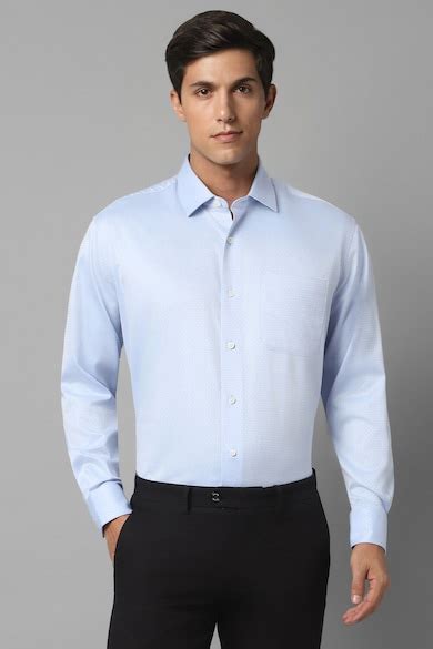 Buy Men Light Blue Classic Fit Textured Full Sleeves Formal Shirt ...