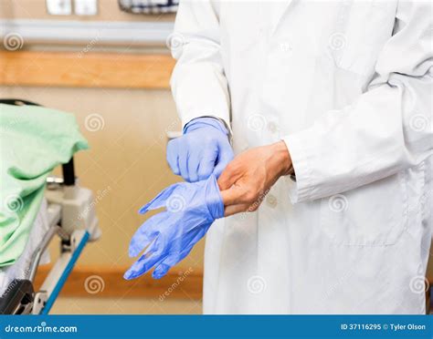 Il Dottore Wearing Protective Gloves in Ospedale Immagine Stock - Immagine di mano, uomo: 37116295