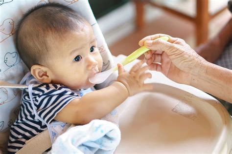 When Can Babies Eat Cereal? (And How To Introduce Other Solid Foods) FamilyEducation | atelier ...