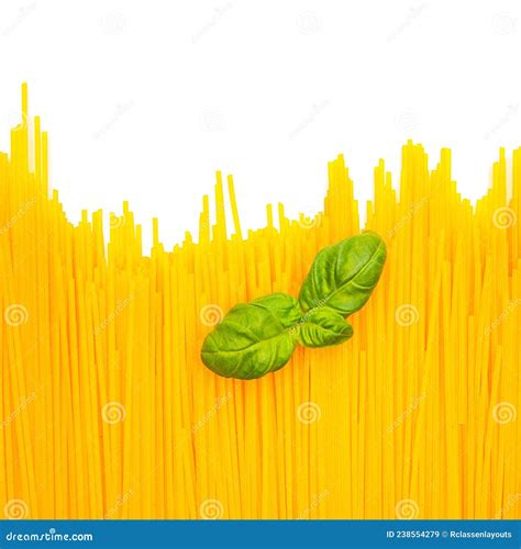 Fideos De Espagueti Sin Gluten Con Albahaca Imagen de archivo - Imagen ...