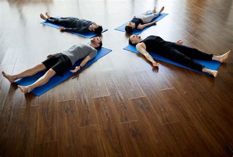 शवासन योग करने का सही तरीका, फायदे और सावधानियां | How To Do Shavasana ...