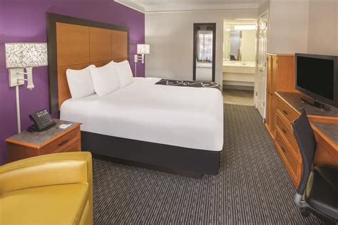 Howard Johnson by Wyndham Sacramento Downtown | Sacramento, CA Hotels
