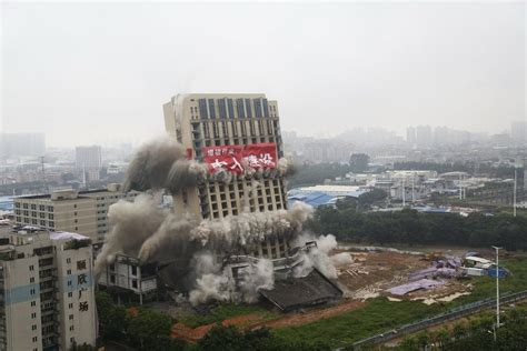 楼塌了,上海32层楼倒塌,起高楼宴宾客楼塌了_大山谷图库