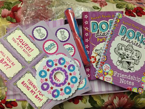 Dork Diaries: Friendship Kit : Rachel Renee Russell: Amazon.in: Books
