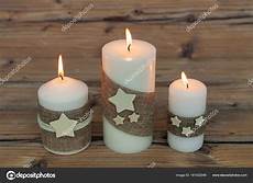 decorare le candele per natale candele di natale come decorazione della casa foto stock decorare le candele per natale candele di natale come decorazione della casa foto stock