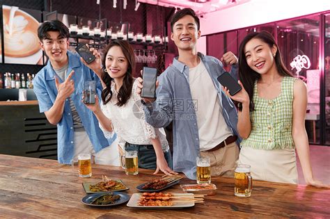 快乐的朋友们在酒吧喝酒聊天-蓝牛仔影像-中国原创广告影像素材