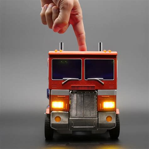 Optimus Prime prende vita grazie ad Hasbro e a Robosen Robotics