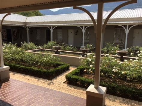 GREEN LEAVES COUNTRY LODGE AND VENUE (Hartbeespoort) - Guesthouse ...