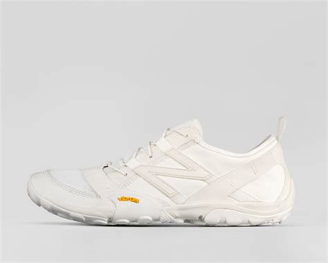 New Balance と ISSEY MIYAKE が初のコラボレーションシューズを発表