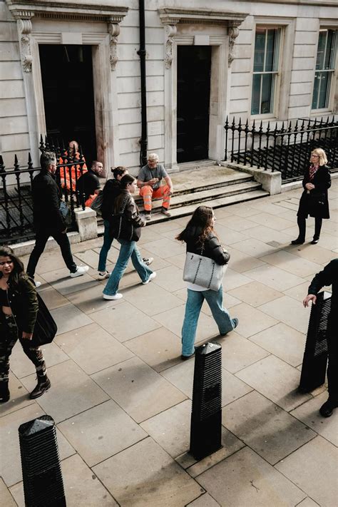 Busy City Street Scene 的图像结果