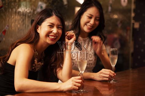 酒吧服务员在后台喝酒高清摄影大图-千库网