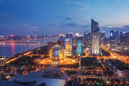 杭州诞生首个“垂直城市综合体”，在240米的上空，俯瞰这座城市的前生今世 | 李坤军_李坤军_问房