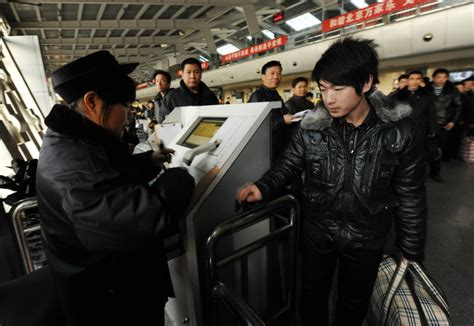 北京六里桥长途客运汽车枢纽站旅客检票上车_新浪图集_新浪网