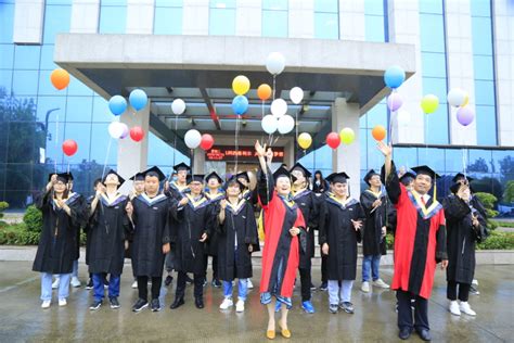 徐州工程学院赴企业举办暖心毕业典礼