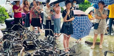 杭州富阳：电动自行车楼道充电引发火灾，一男子被行政拘留5天_腾讯新闻