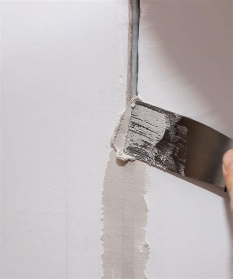 How to fix cracks in plaster walls: in only 4 steps | Homes and Gardens
