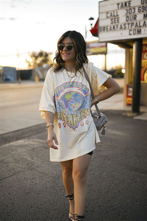 HOW TO STYLE OVERSIZED GRAPHIC TEES - CHIC TALK