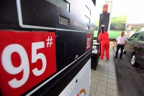 上海油价调整最新消息 12月1日95号汽油降至7.24元/升- 上海本地宝