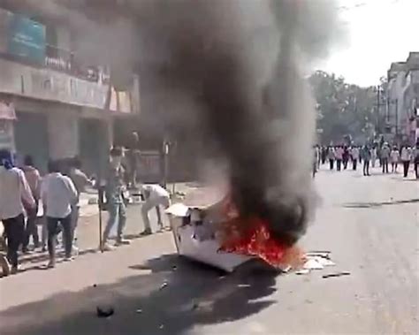 पुण्यातील दौंड तालुक्यात यवत गावात हिंसाचार उसळला, पोलीस दल सतर्क ...