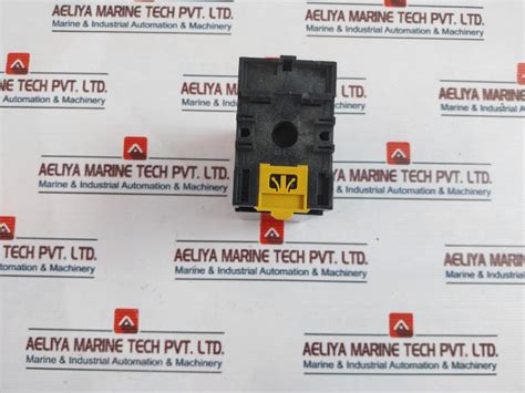 Toyo Keiki Nh-606 250V 7.5A Isolator With Base – Aeliya Marine