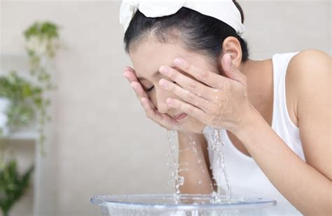 可以用肥皂洗脸吗(肥皂洗脸的危害有哪些？当心越洗越老) | 说明书网