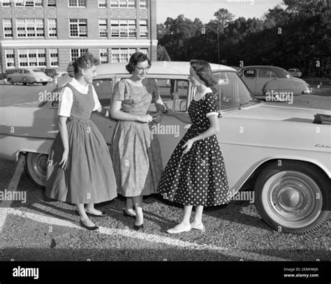 Teenagers 1950s fashion hi-res stock photography and images - Alamy