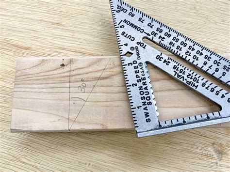 Using a Speed Square for Angles 的图像结果