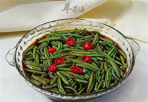 农村一种野菜叫“山芹菜”，清明节前后挖回家，是餐桌上的美味