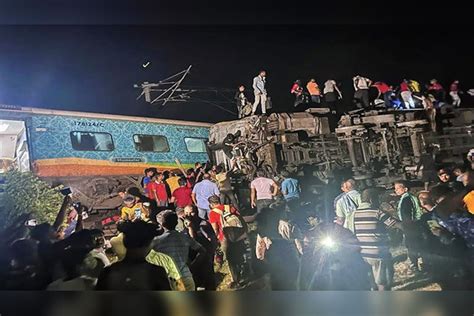 印度三辆火车相撞！已致207人死亡，900人受伤_事故_列车_碰撞