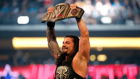 Roman Reigns announces on WWE Raw his leukemia is in remission