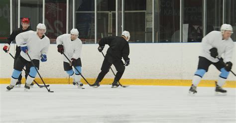 People Playing Hockey 的图像结果