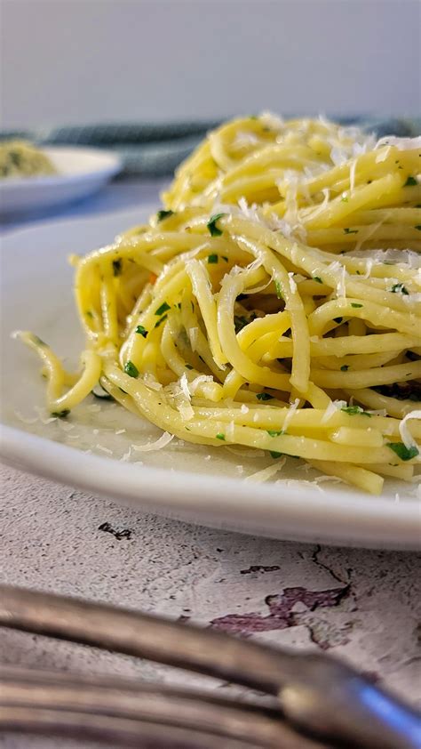 Aglio e Olio Recipe (Quick & Easy) - Hip Hip Gourmet