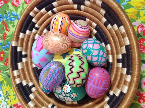How to Decorate Plastic Easter Eggs with Gel Pens - Jennifer Perkins