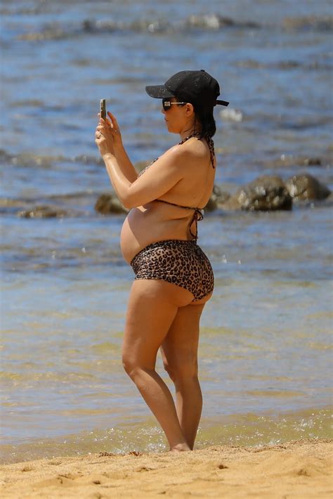 Kim Kardashian Pregnant Bikini Shoot