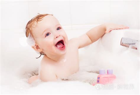 婴儿洗澡照片-正版商用图片0awdgn-摄图新视界