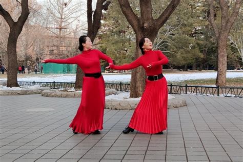 双人广场舞《卓玛》音乐动听，两位老师舞姿优美，赏心悦目_凤凰网视频_凤凰网