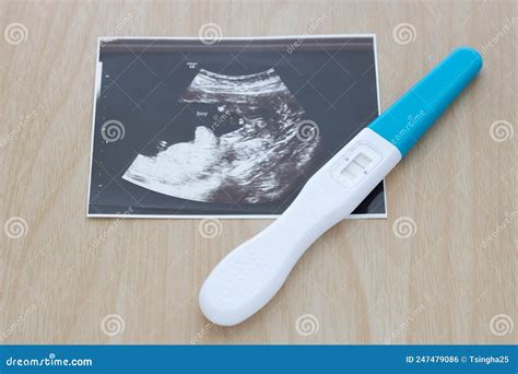 Prueba De Embarazo Que Muestra Un Resultado Positivo Y Una Imagen De ...