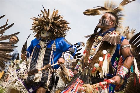 Discover the Enchanting Garb of the Algonquians: A Timeless Tapestry of Traditions