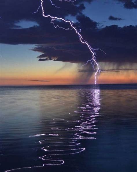 Lightning Over Water 的图像结果