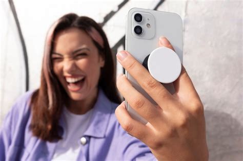 Front view young woman using popsocket | Free Photo