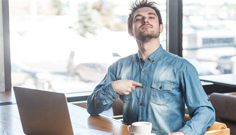 12 Signs That a Person is Self Centered - lifeberrys.com