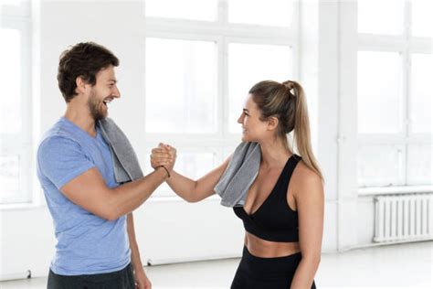 Back Arm Handshake 的图像结果