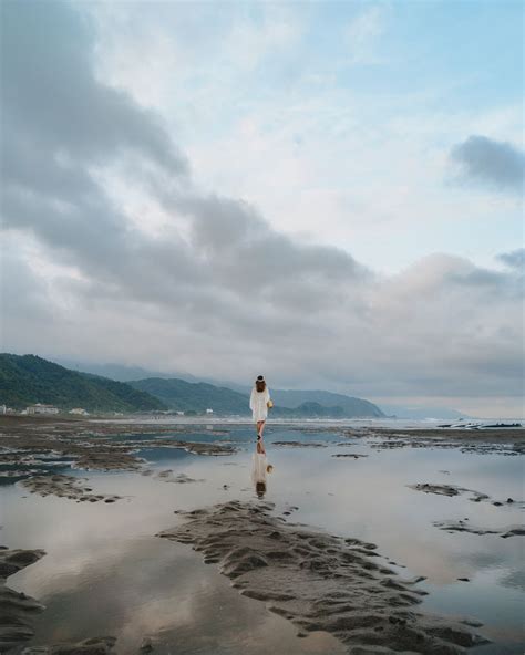 在海边行走的女人图片-在海边行走的女人素材-高清图片-摄影照片-寻图免费打包下载
